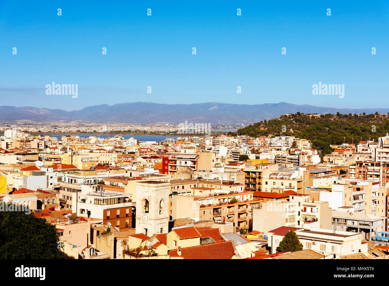 Una veduta aerea di Cagliari, Sardegna, Italia, con il lago di Montelargius e Quartu Sant Elena in background Foto Stock