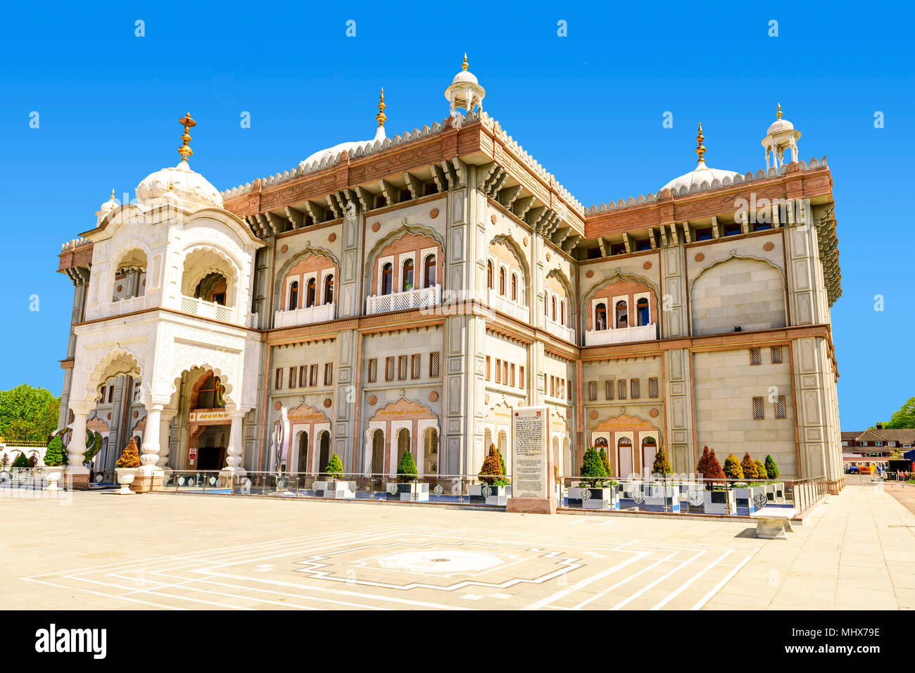 Il Guru Nanak Gurdwara Darbar, il magnifico tempio sikh Gurdwara ( ) a Gravesend Kent Foto Stock