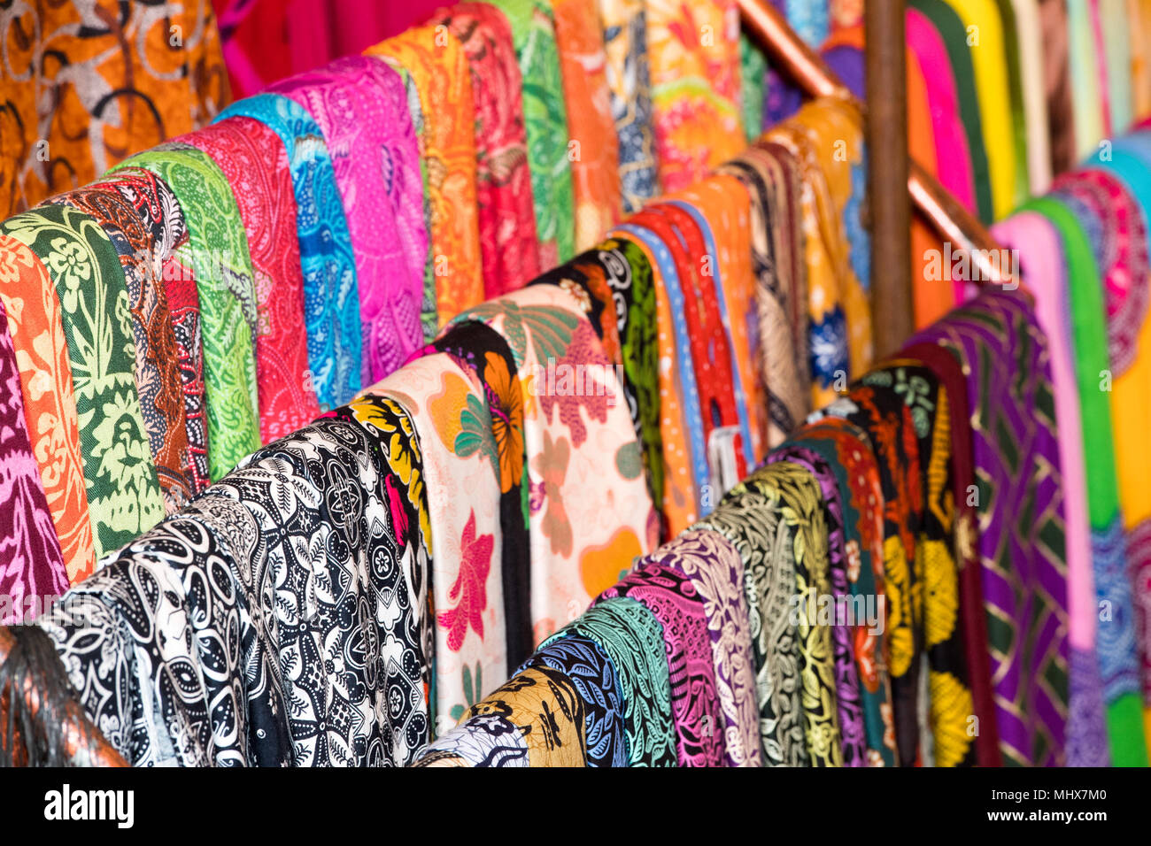 Il batik indonesiani di cotone di seta tessuto tessuto per la vendita sul  display al mercato Foto stock - Alamy
