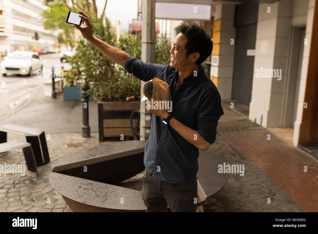 Imprenditore tenendo selfie con telefono mobile Foto Stock