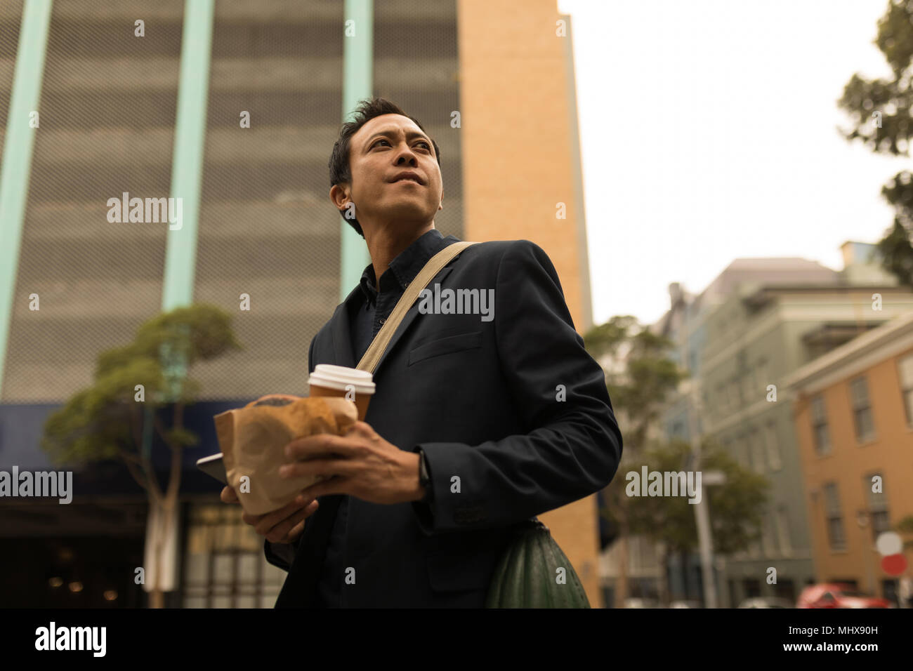 Imprenditore il contenimento di cibo e caffè Foto Stock