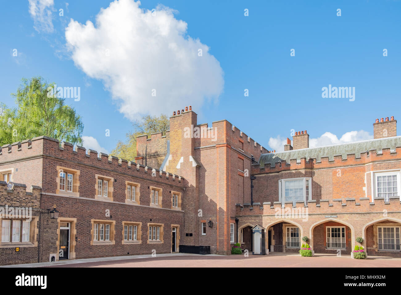 Fotografato dal retro, St James Palace è il più alto palazzo reale nel Regno Unito. È usato come il cerimoniale di luogo di incontro dell'adesione Co Foto Stock
