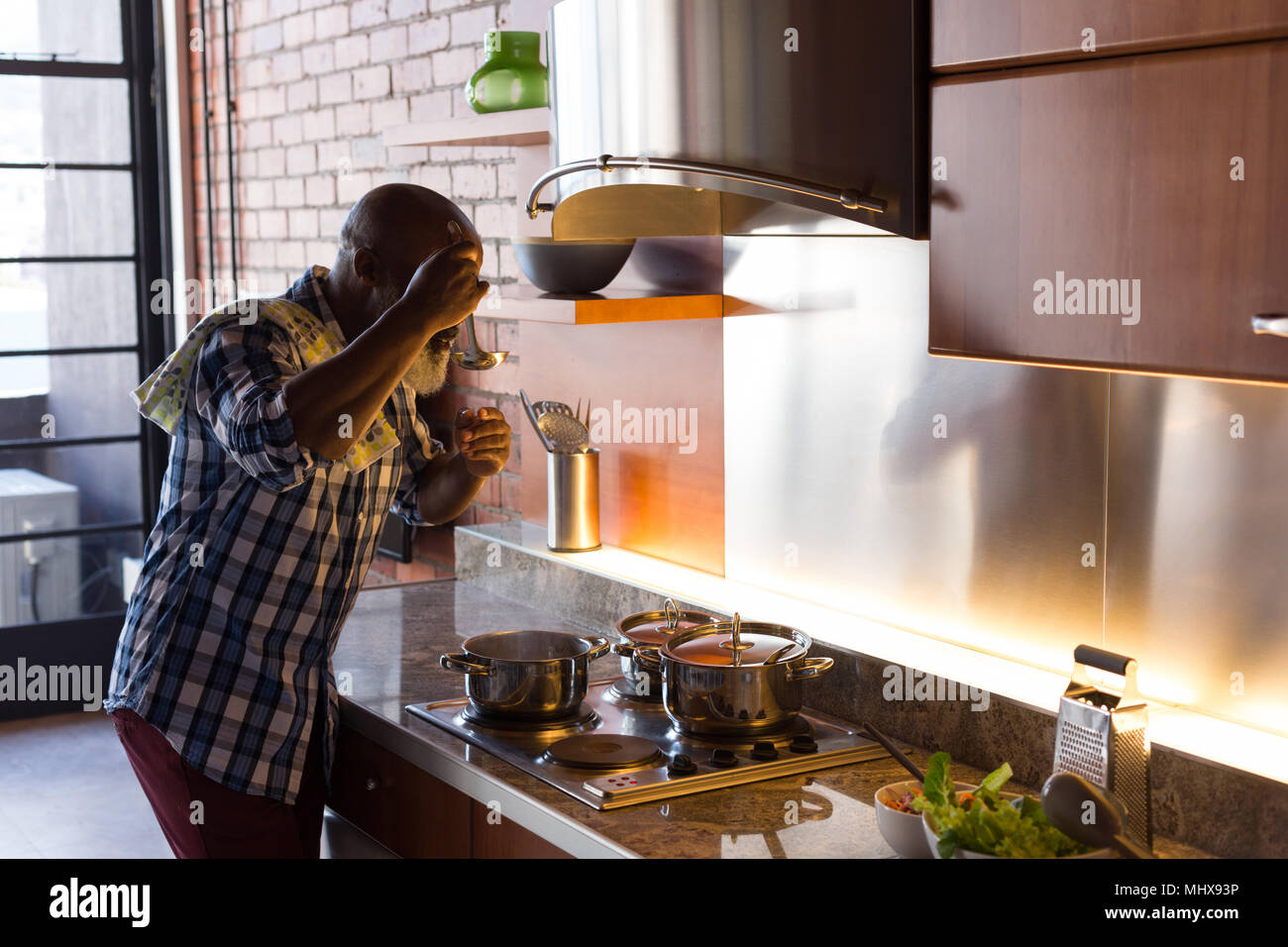 Senior uomo cucina in cucina Foto Stock