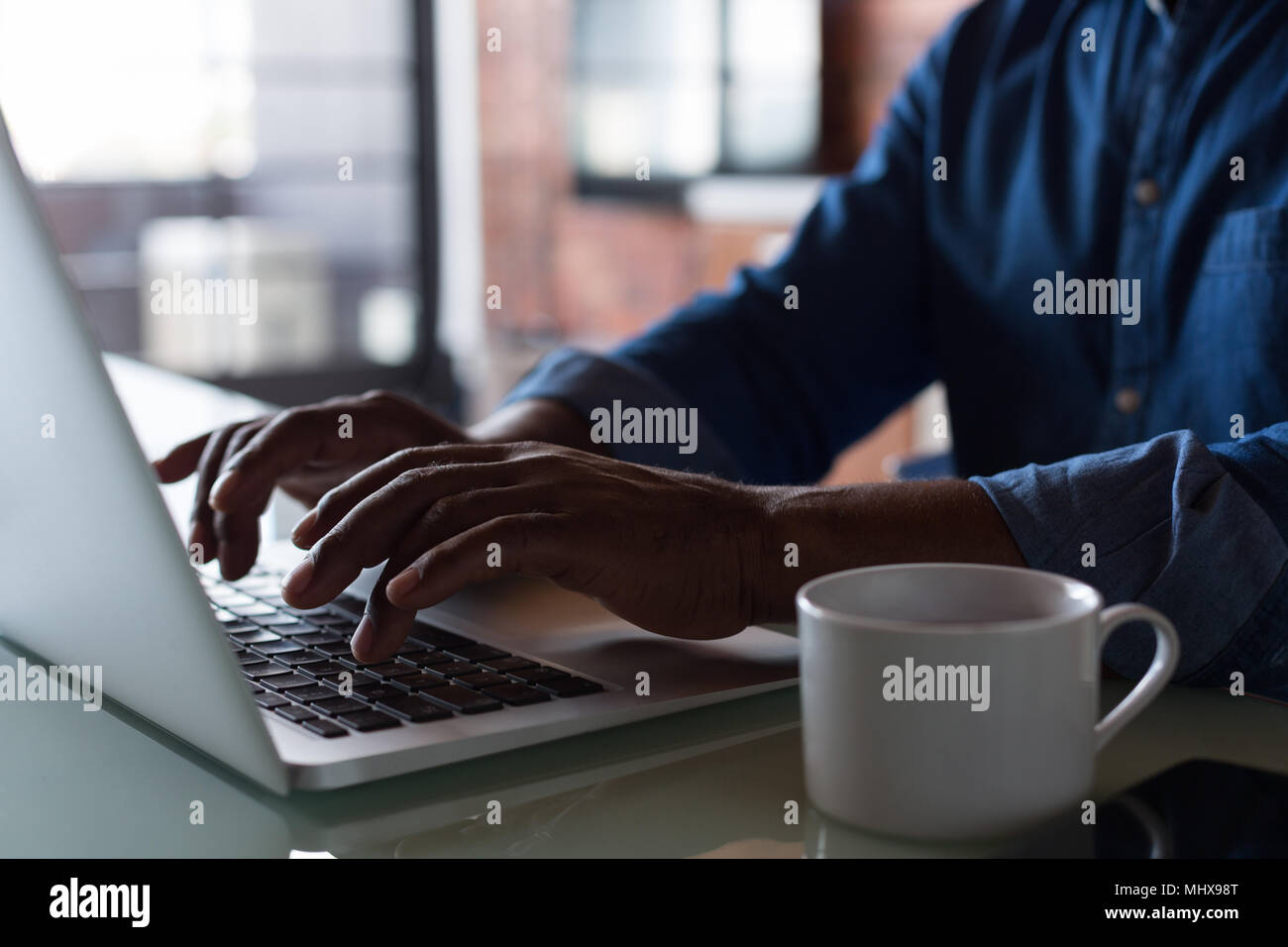 Senior uomo utilizzando portatile a casa Foto Stock