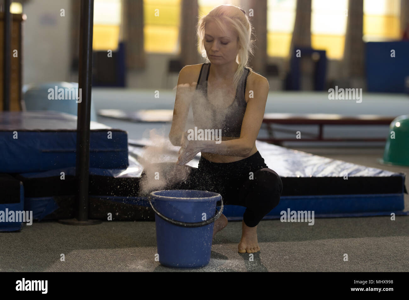 Sportive spolvero le mani con polvere di gesso Foto Stock