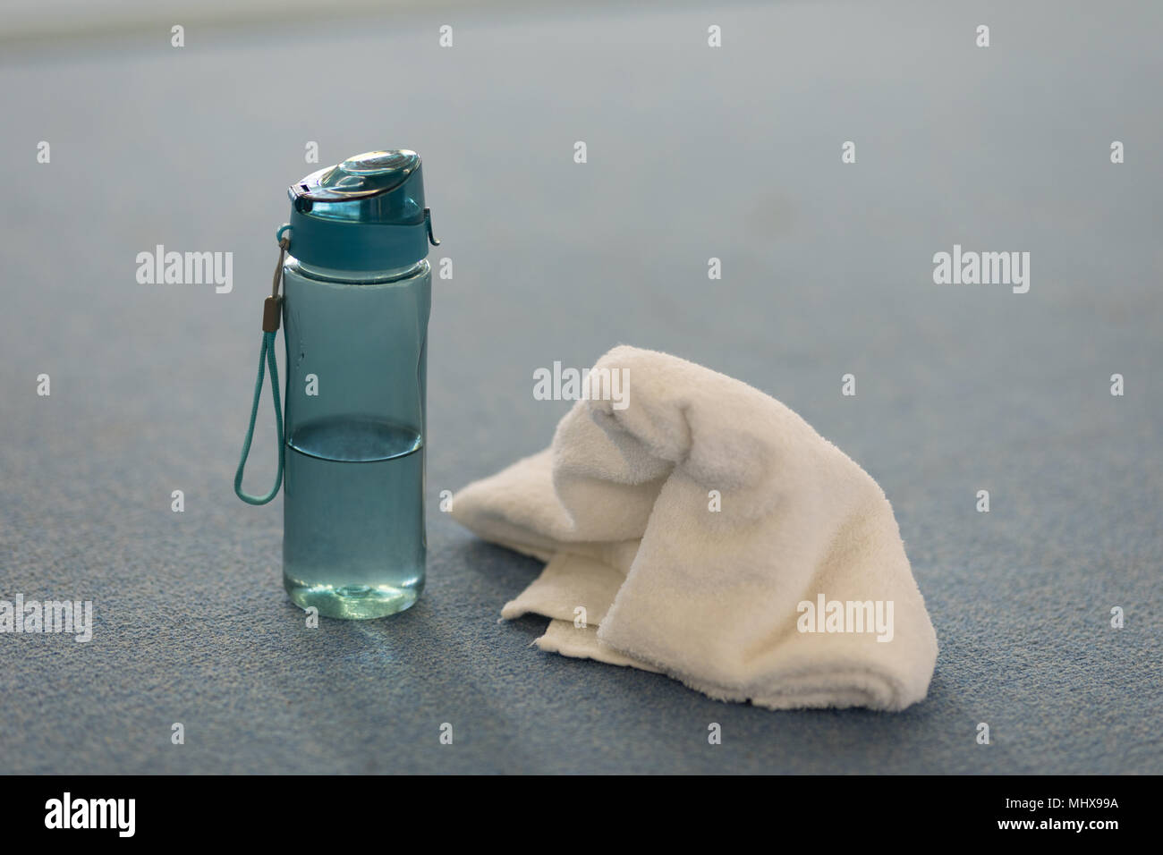 Sipper acqua con gli asciugamani per studio fitness Foto Stock