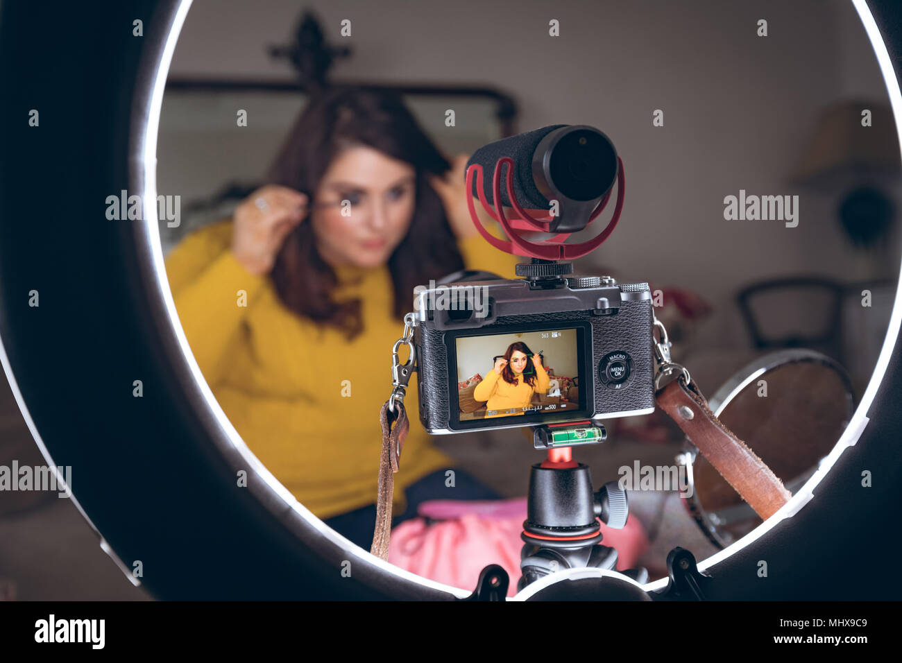 Video di sesso femminile logger di applicare il make up Foto Stock