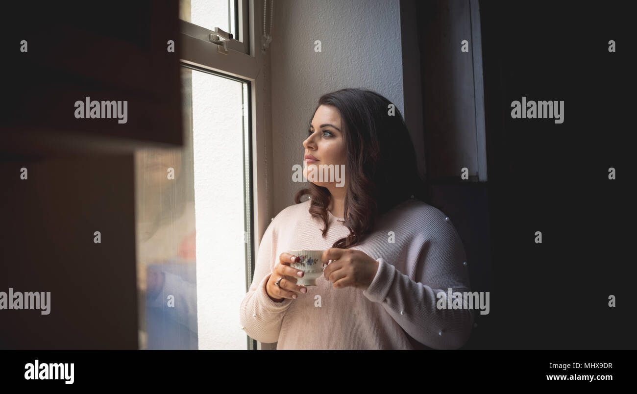 Bellissima femmina avente il caffè Foto Stock