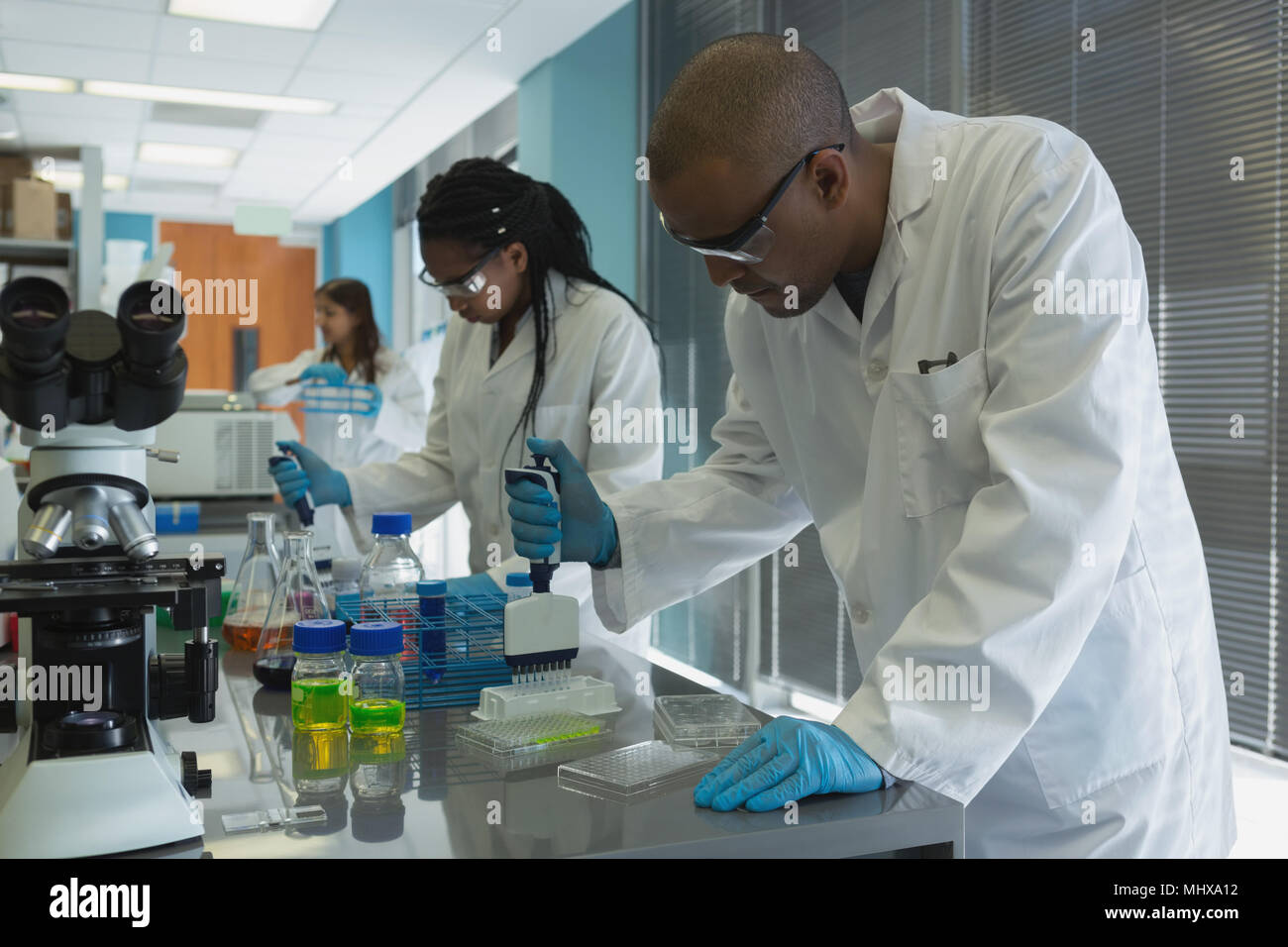 Gli scienziati stanno svolgendo esperimenti in laboratorio Foto Stock