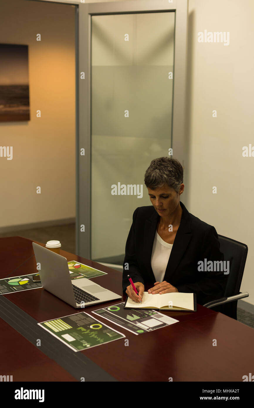 Coppia imprenditrice iscritto nel diario Foto Stock