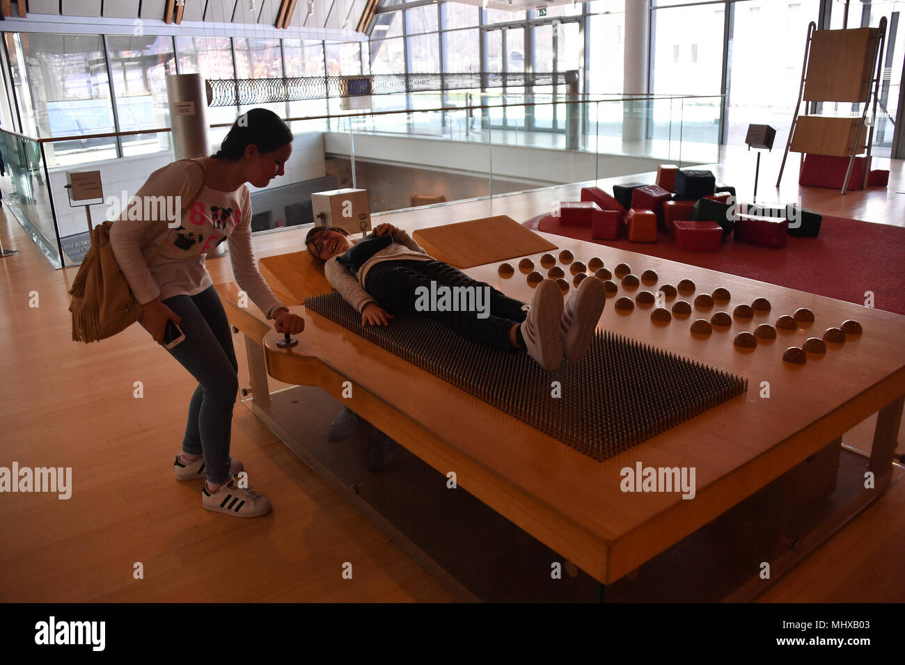 TRENTO, Italia - MARZO 27, 2018 - Muse è il nuovo museo interattivo di Italia, progettato dal noto architetto Renzo Piano e piena di studenti in intera Foto Stock