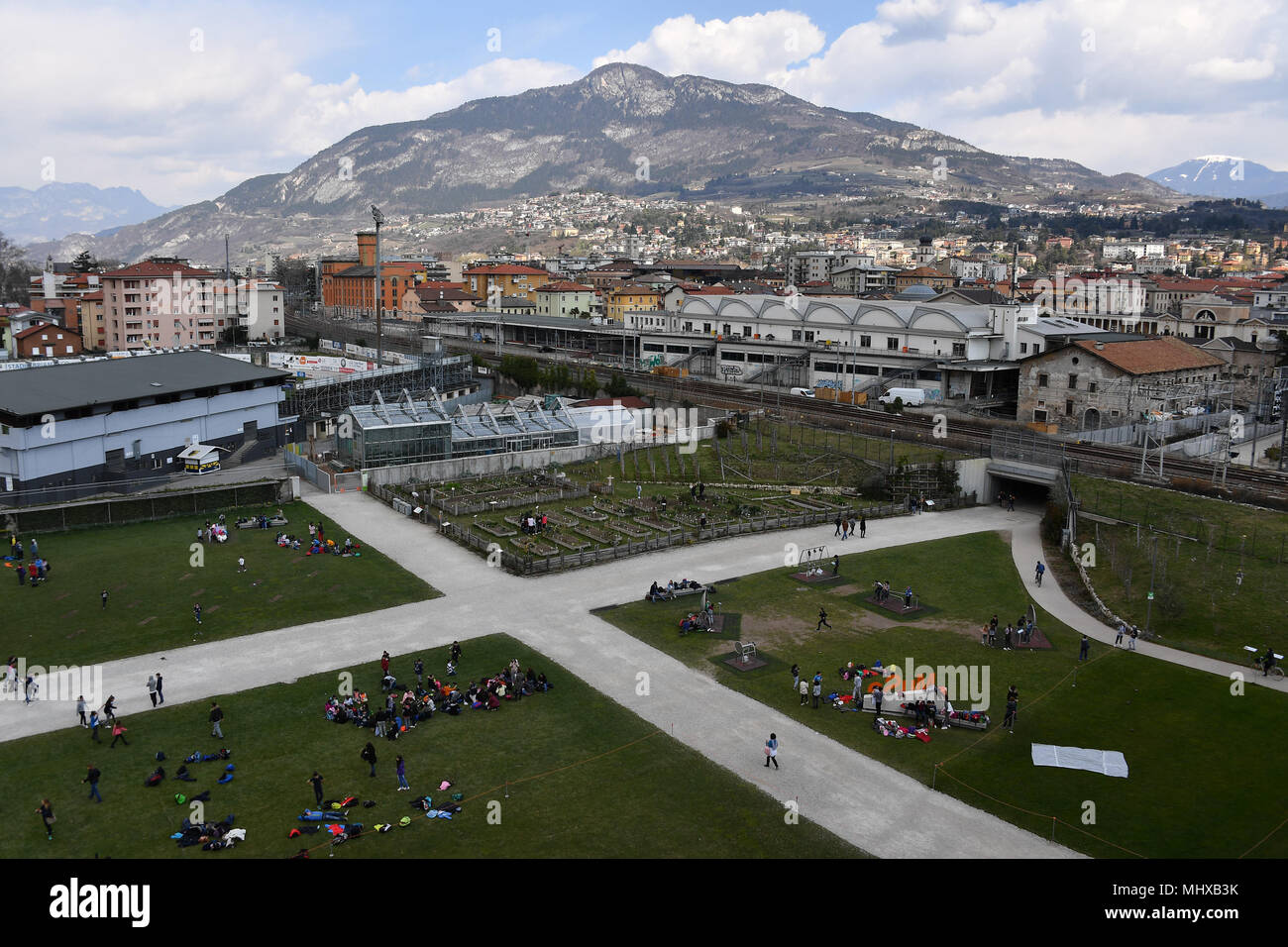 TRENTO, Italia - MARZO 27, 2018 - Muse è il nuovo museo interattivo di Italia, progettato dal noto architetto Renzo Piano e piena di studenti in intera Foto Stock