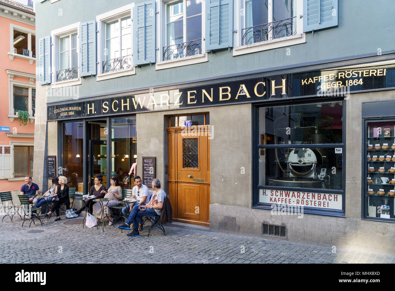 Zurigo, Svizzera - 16 Ottobre 2017: Vetrine e un cartello della più antica caffetteria Schwarzenbach Foto Stock