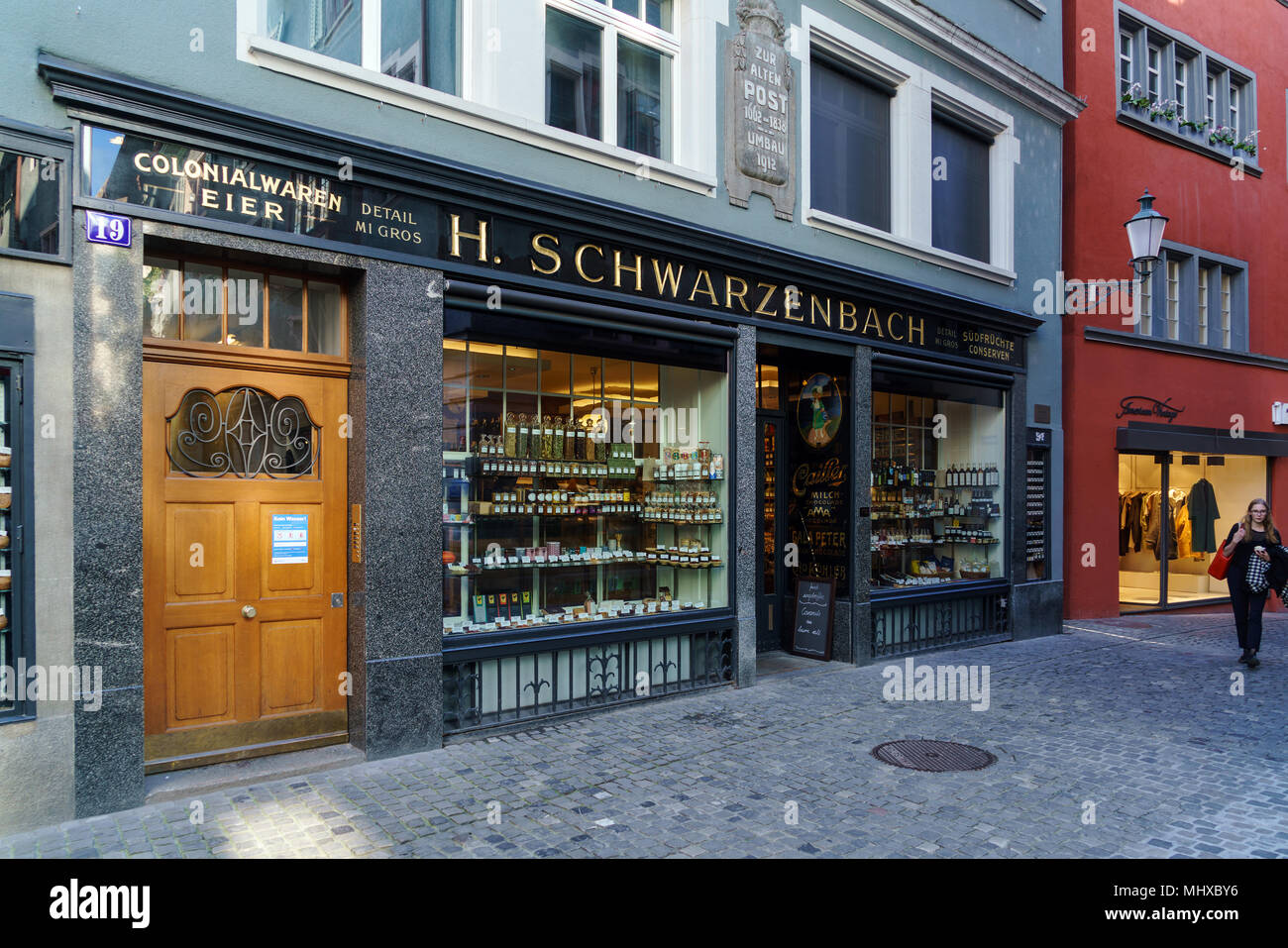 Zurigo, Svizzera - 16 Ottobre 2017: Vetrine e un cartello della più antica caffetteria Schwarzenbach Foto Stock