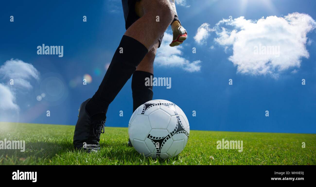 I giocatori di calcio piedi calci calcio in erba Foto Stock