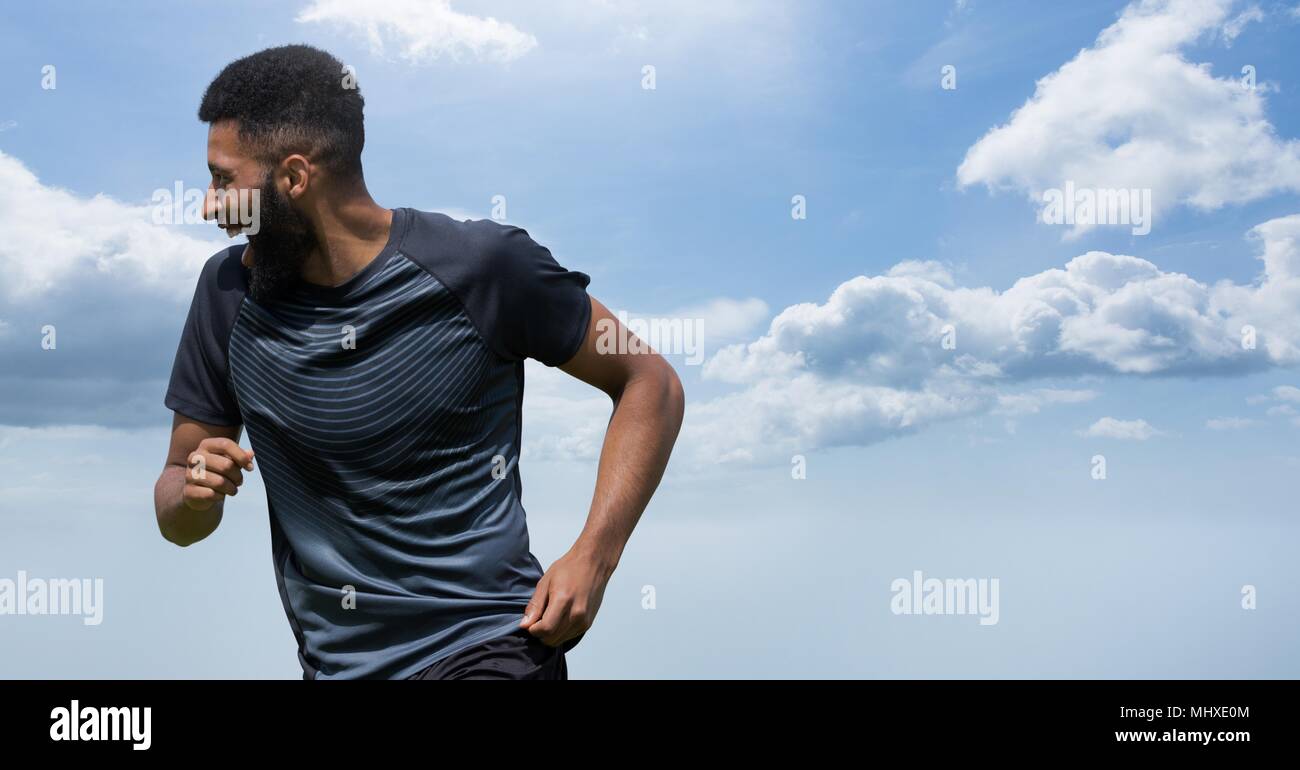 Athletic uomo jogging con sky e ridere Foto Stock