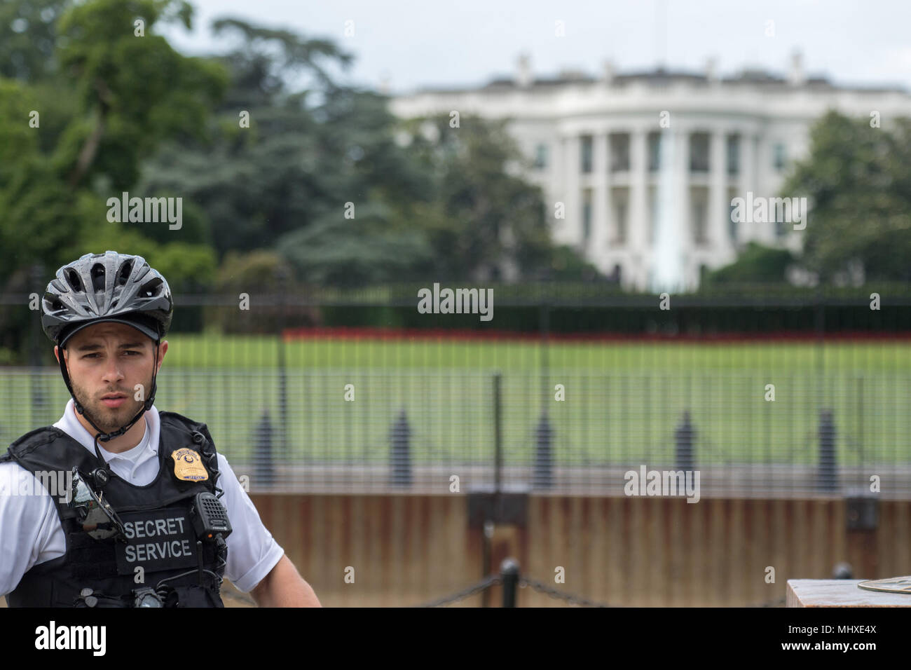 WASHINGTON D.C., USA - giugno, 21 2016 - agente dei servizi segreti al White House Building view Foto Stock