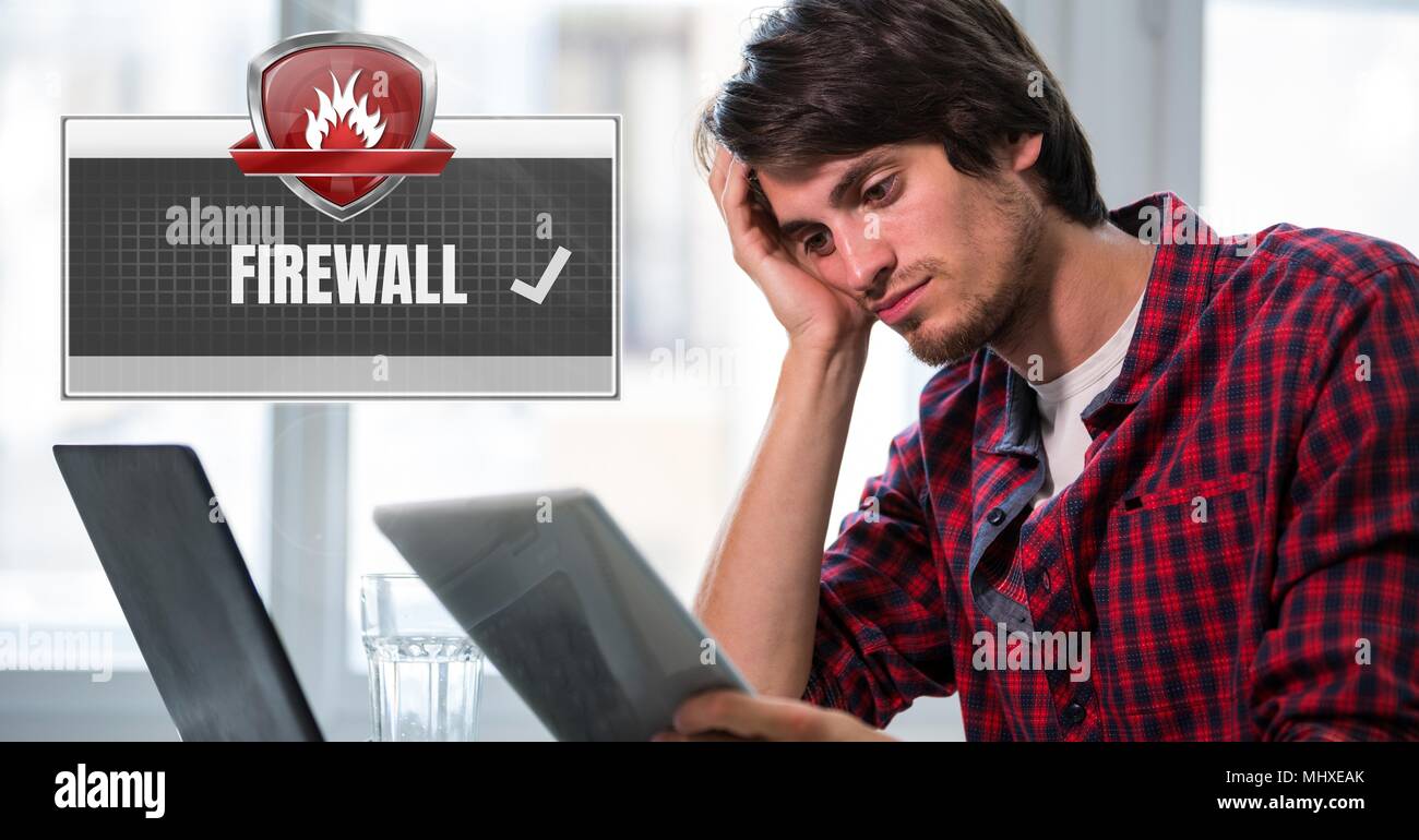Firewall per la protezione dello schermo di protezione e un uomo su computer Foto Stock