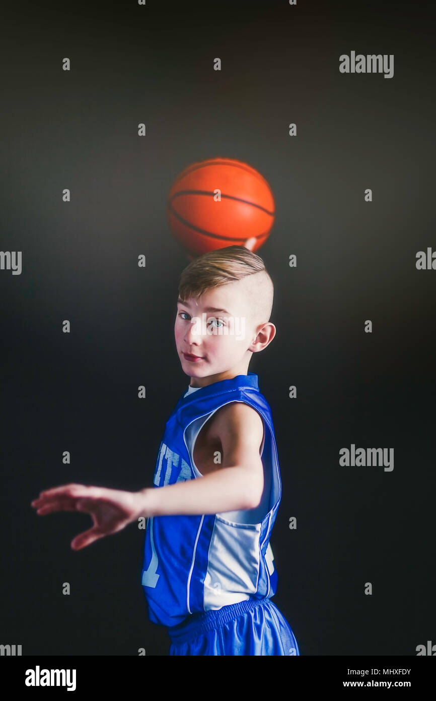 Il ragazzo che sta per lanciare la pallacanestro Foto Stock