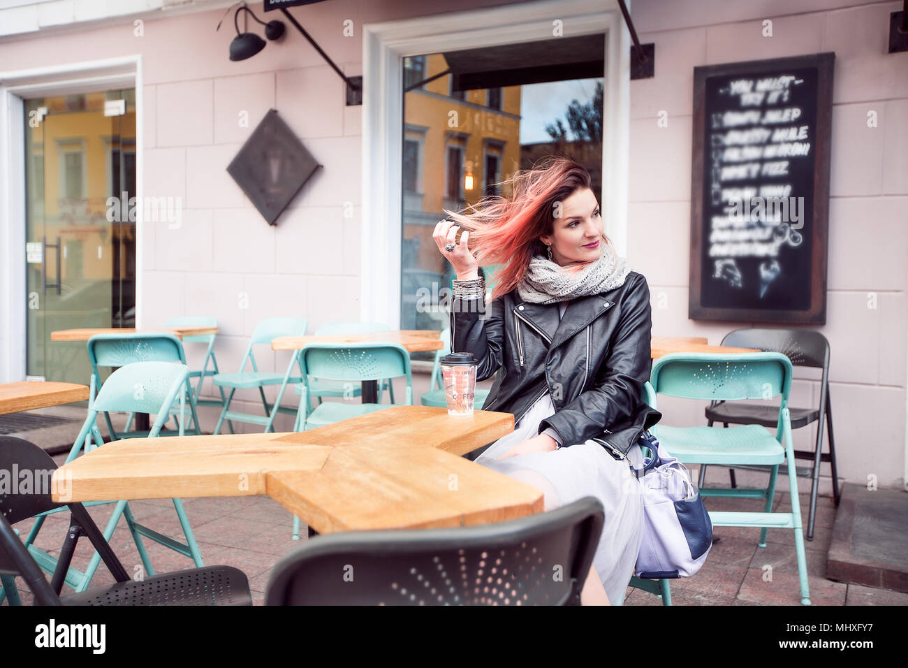 Donna seduta al tavolo a pavement cafe Foto Stock