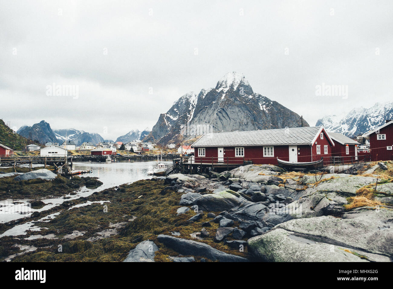 Le isole Lofoten sono un arcipelago nella contea del Nordland, Norvegia. È noto per un caratteristico paesaggio con sensazionali montagne e picchi, mare aperto e piccole baie, spiagge e terre incontaminate. Foto Stock