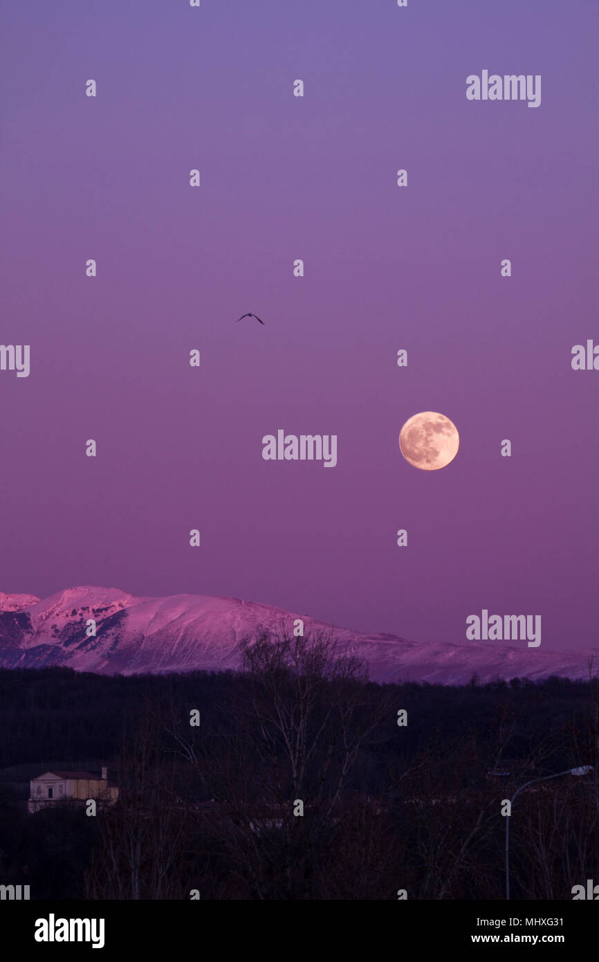 Tramonto e luna piena del monte Baldo Foto Stock