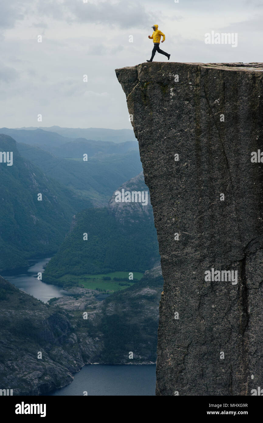 Vista sulla famosa in tutto il mondo Prekestolen - o il pulpito rock - oltre il Lysefjord, Norvegia Foto Stock