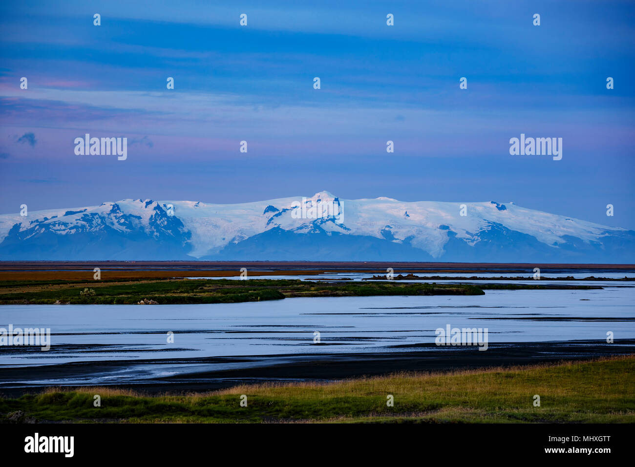 Coperte di neve Skeioararjokull ghiacciaio, parte del ghiacciaio Vatnajokull, dal vicino Kirkjubaejklastur, Islanda Foto Stock