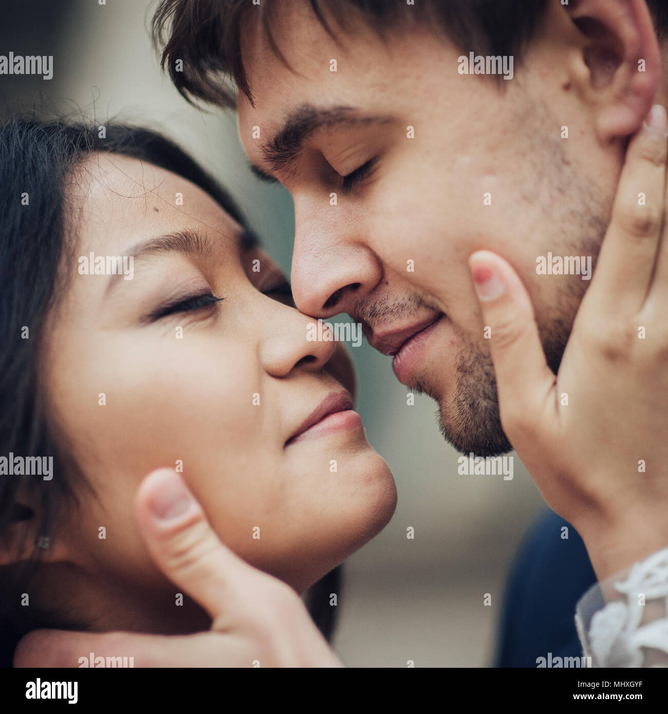 Lo sposo con la sposa a piedi nella città vecchia cantieri Foto Stock