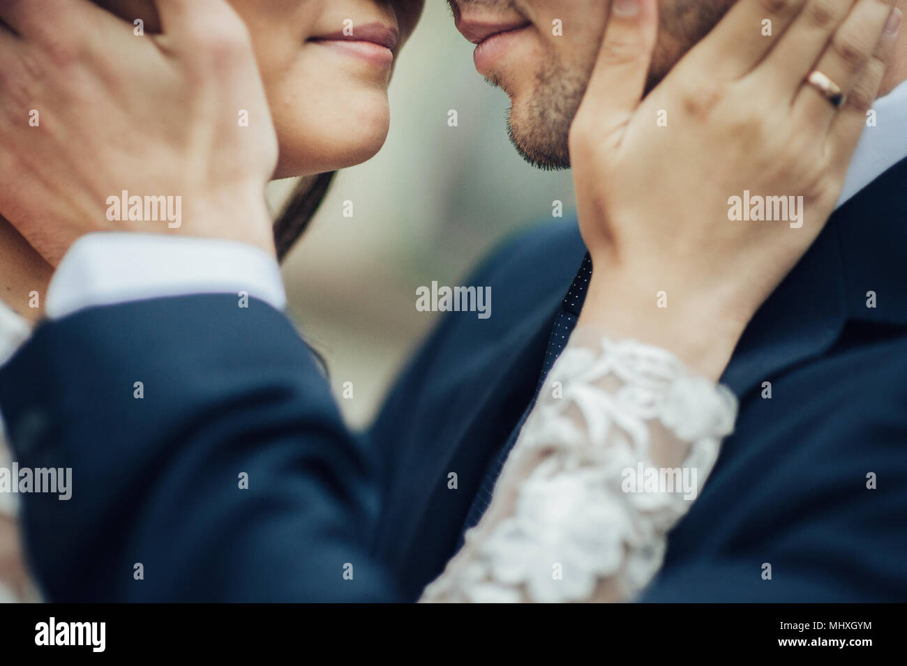 Lo sposo con la sposa a piedi nella città vecchia cantieri Foto Stock