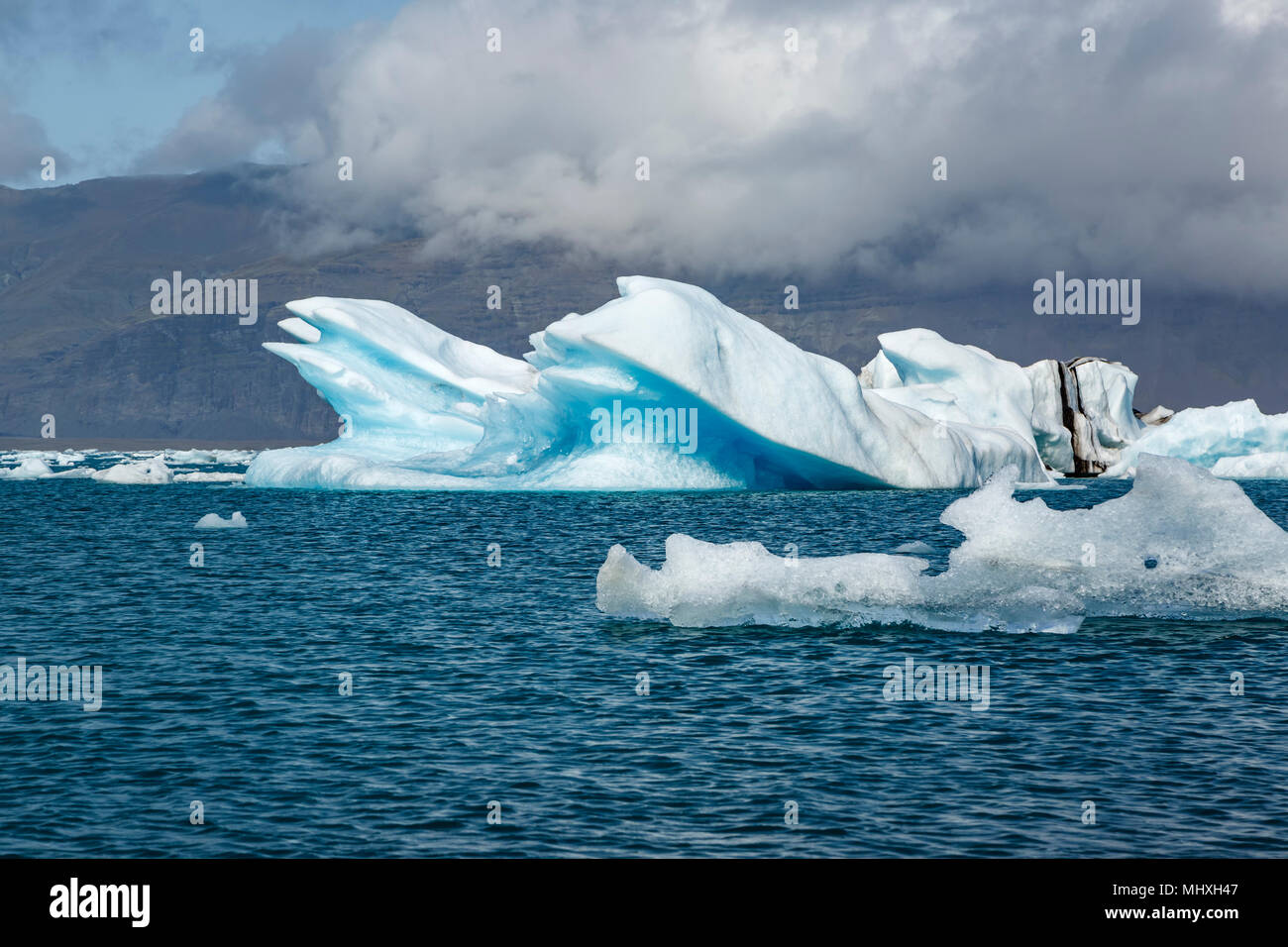 Iceberg galleggianti su Jokulsarlon laguna glaciale, bordo meridionale del ghiacciaio Vatnajokull, Vatnajokull National Park, Islanda Foto Stock