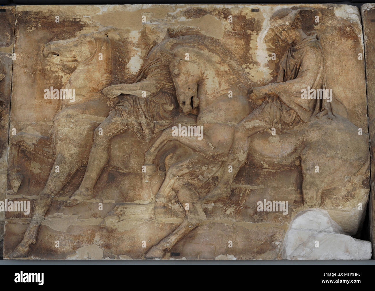 West fregio del Partenone, dall'Acropoli di Atene. La Grecia. Blocco W IX, figure 16-17. Un cavaliere è raffigurato su un cavallo al trotto. Un altro cavaliere con petasos Broad-Brimmed (HAT). V secolo A.C. Museo dell'Acropoli. Atene. La Grecia. Foto Stock