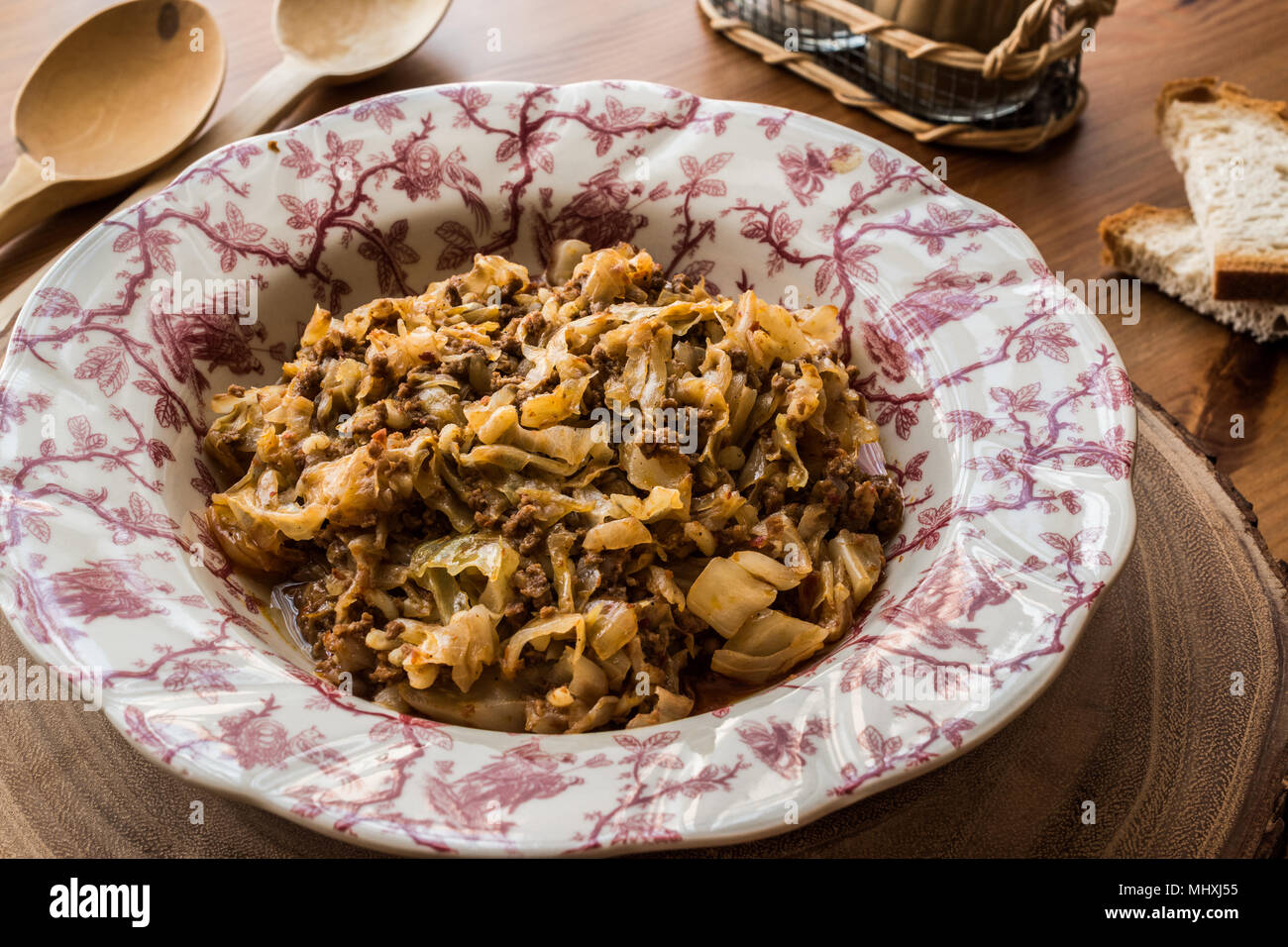 Turco stufato di cavolo con carne macinata / Kiymali Kapuska su una superficie di legno. Foto Stock