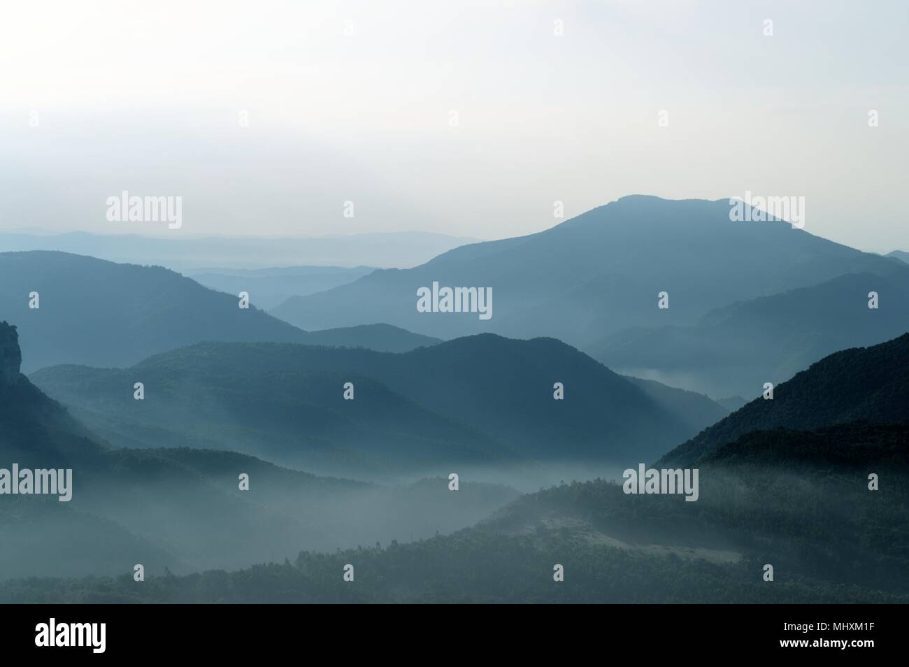 Foschia mattutina montagne nei Pirenei spagnoli Foto Stock