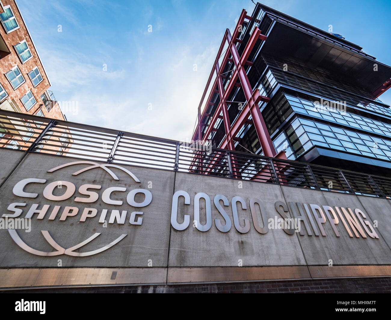 Cosco uffici di spedizione in Hamburg HafenCity district - Cosco - China Ocean Shipping Company è una società di Stato cinese di proprietà di spedizioni e logistica aziendale Foto Stock