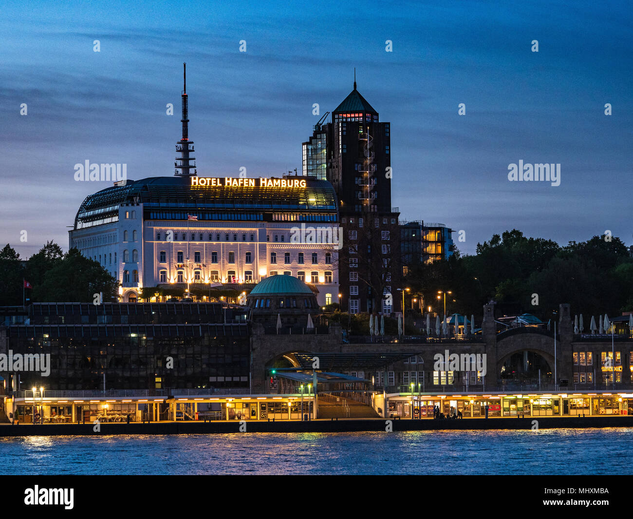Hotel Hafen Hamburg & Landungsbrücken dock Hamburg - a 700 metri lungo la banchina galleggiante sul fiume Elba nel centro di Amburgo Foto Stock