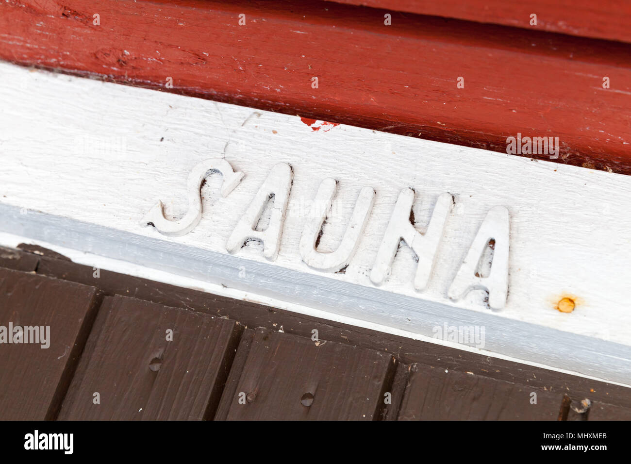 Sauna Segno bianco sul tavolato in legno. Ingresso alla sauna finlandese tradizionale camera Foto Stock