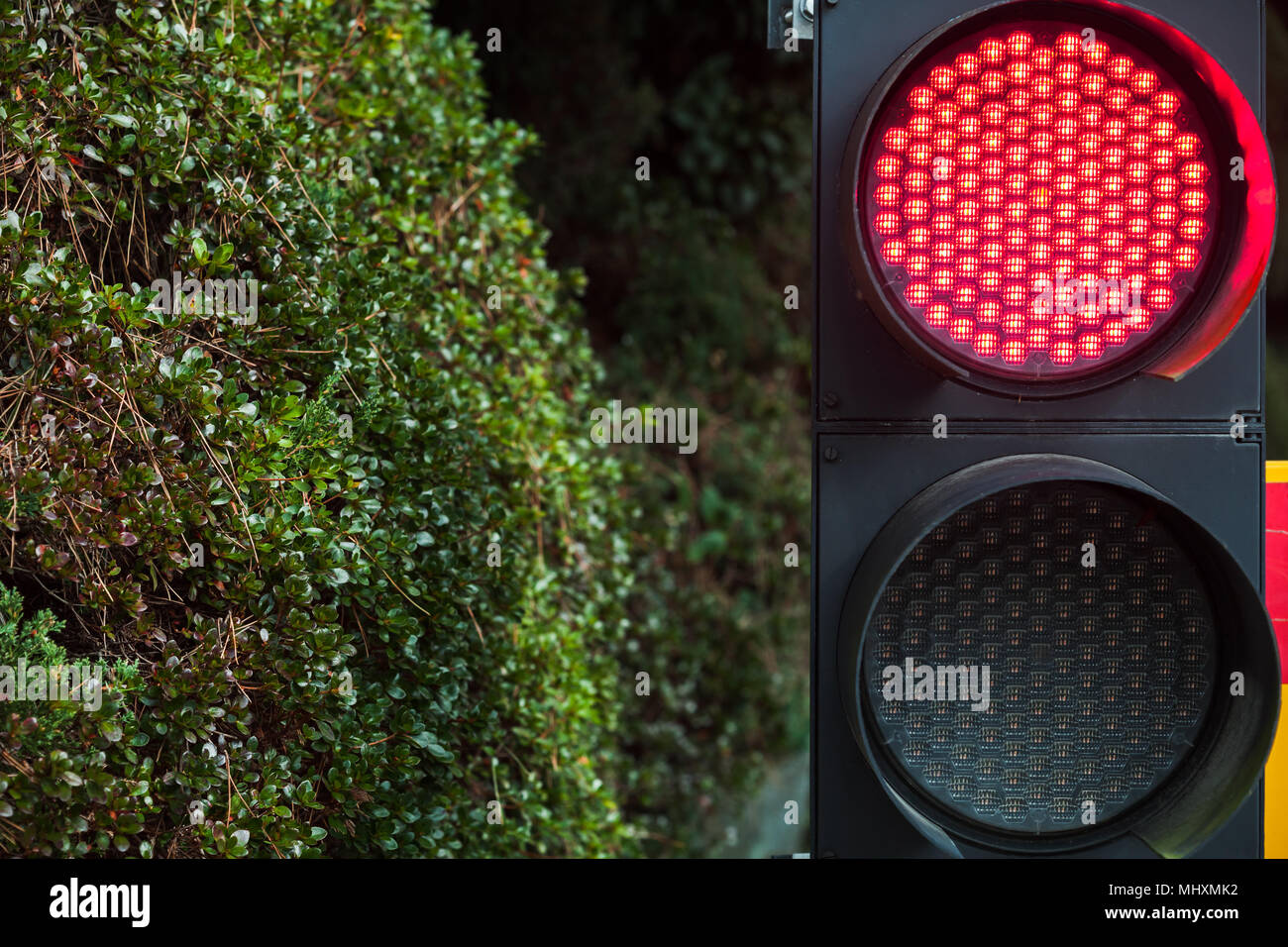 LED moderni semaforo rosso con segnale di arresto, close up foto Foto Stock