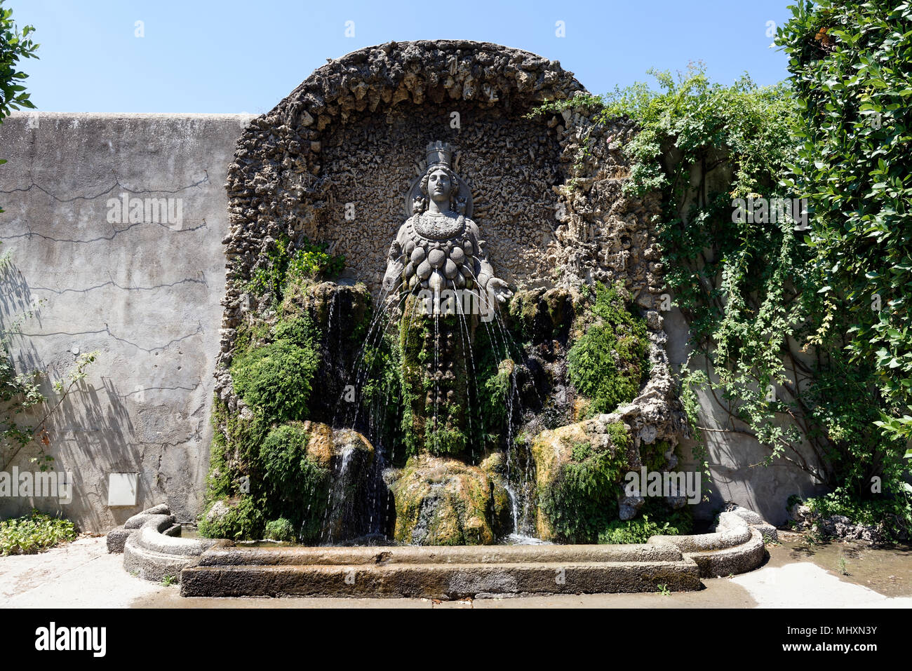 Vista della Fontana della Madre Natura con una statua di Diana di Efeso, la Grande Natura della dea. Villa d'Este. Tivoli. L'Italia. Scolpito da Gillis van de Foto Stock