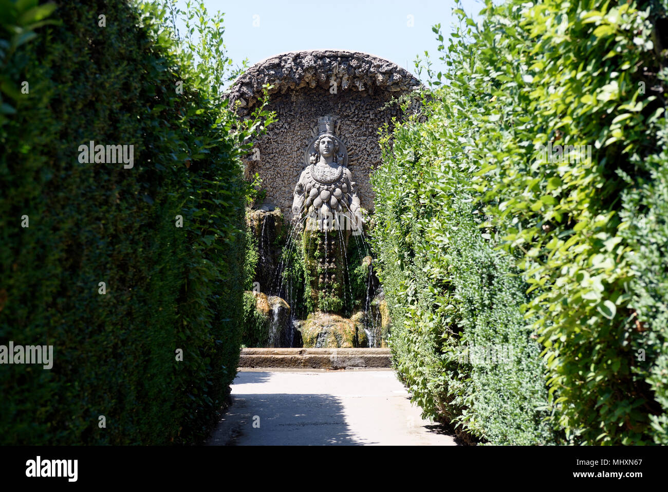 Vista della Fontana della Madre Natura con una statua di Diana di Efeso, la Grande Natura della dea. Villa d'Este. Tivoli. L'Italia. Scolpito da Gillis van de Foto Stock