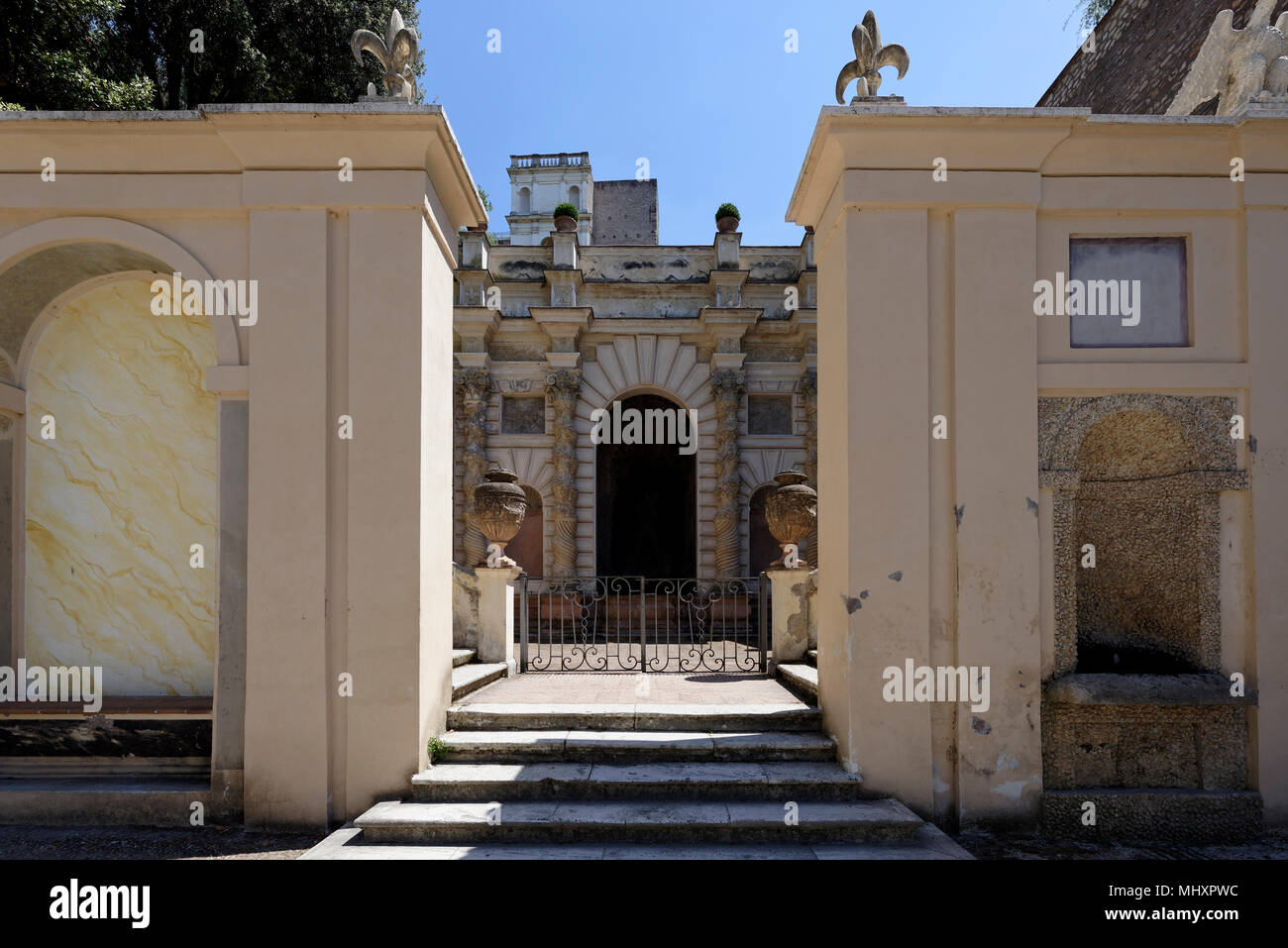 Vista del XVI secolo Fontana di Proserpina. Villa d'Este. Tivoli. L'Italia. L'arcata centrale nicchia ospita Plutone sul suo guscio essendo portato da due mare Foto Stock