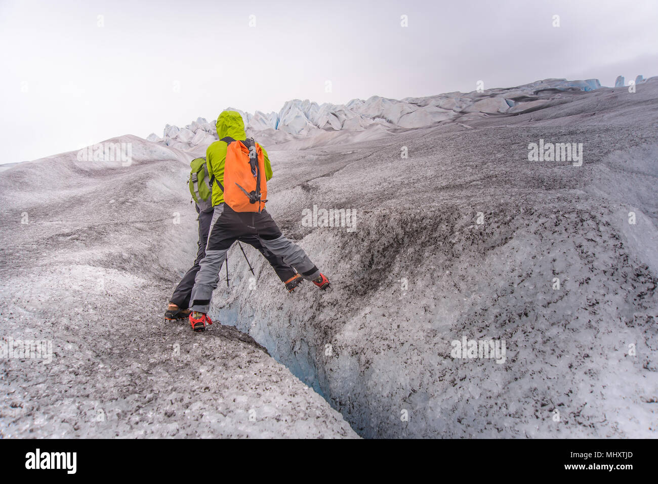 Due persone che salgono Qualerallit ghiacciaio, vista posteriore, Narsaq, Kitaa, Groenlandia Foto Stock