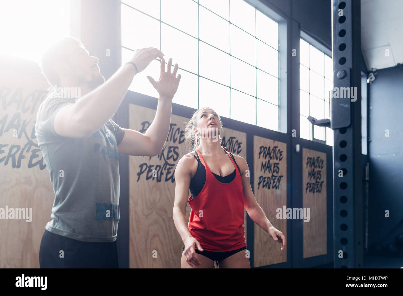 Le persone che giocano a basket in palestra, guardando verso l'alto Foto Stock