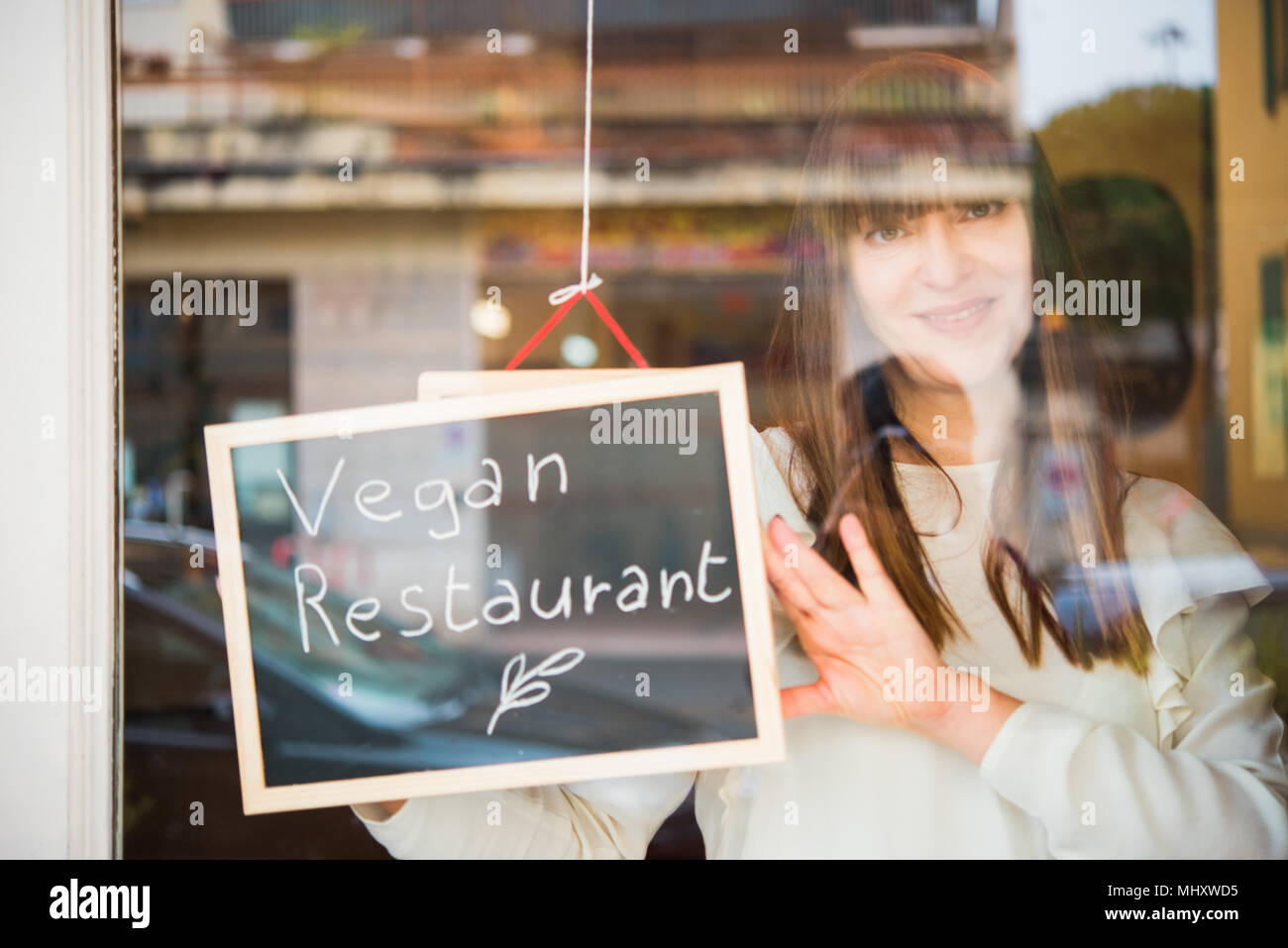 Vegan proprietario del ristorante sul posto di lavoro Foto Stock