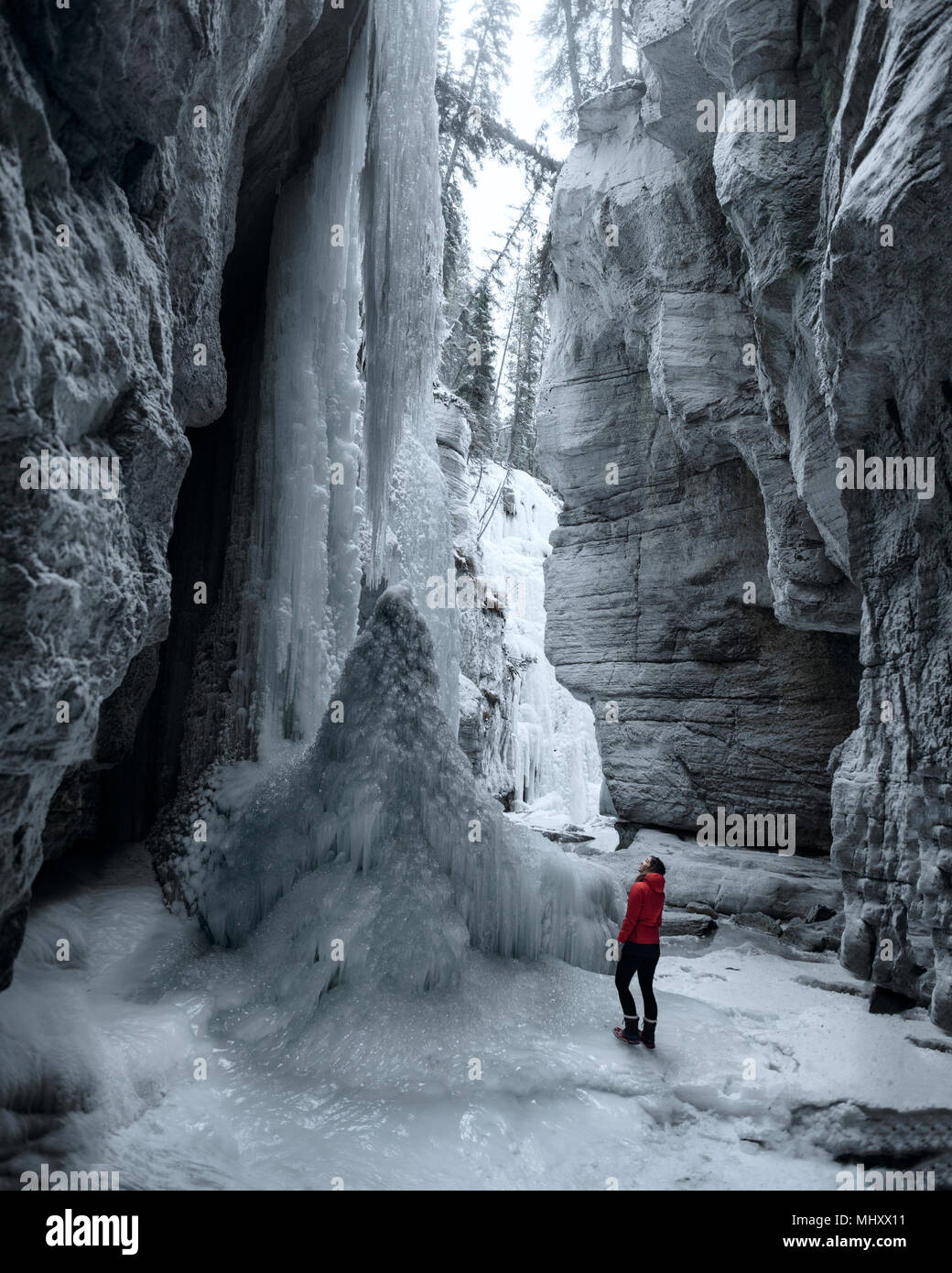 Donna esplorare Canyon Maligne, Jasper National Park, Alberta, Canada Foto Stock