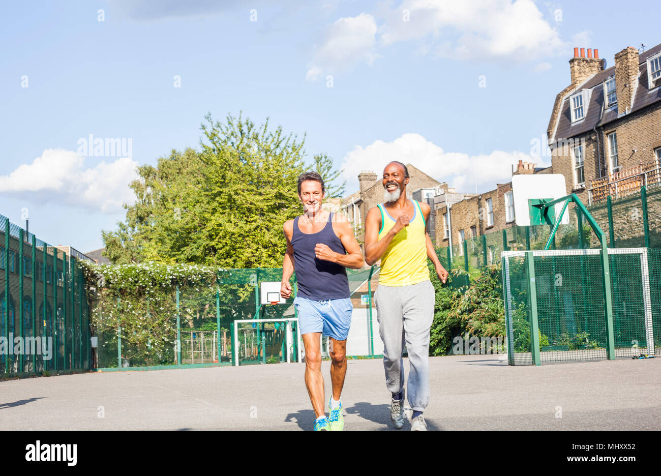 Due uomini maturi, all'aperto, percorso per il jogging Foto Stock