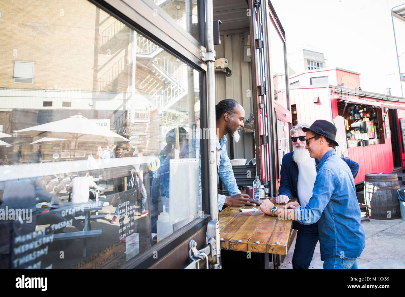 Fornitore prendendo il cibo di ordini dal cliente Foto Stock