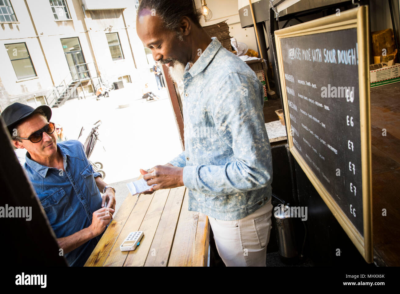Fornitore prendendo il cibo di ordini dal cliente Foto Stock