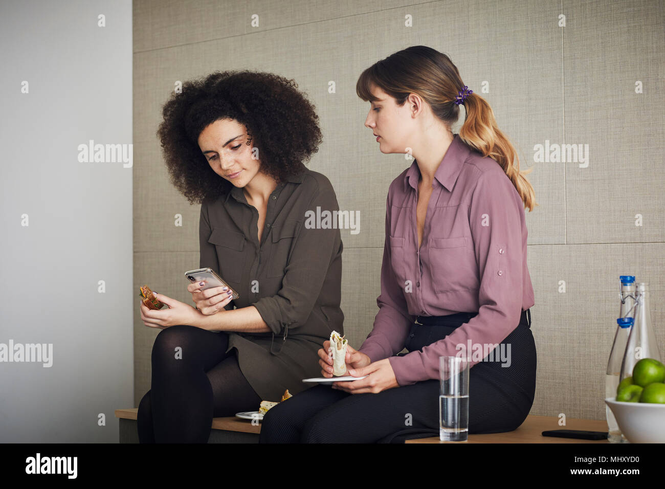 I colleghi di prendere una pausa, avente il pranzo in chat Foto Stock