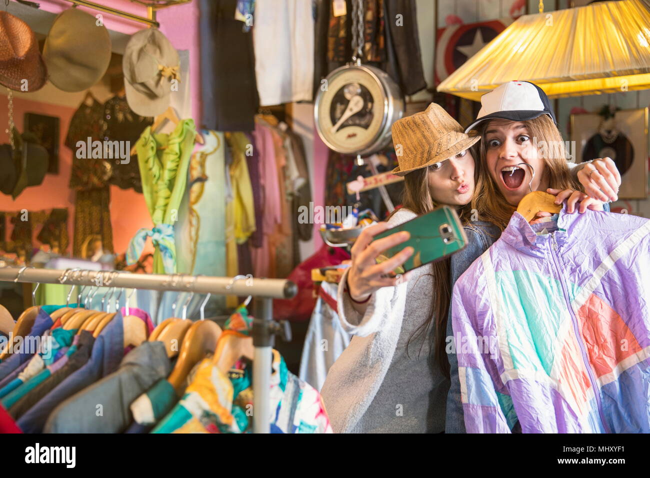 Amici prendendo selfie parsimonia nel negozio Foto Stock